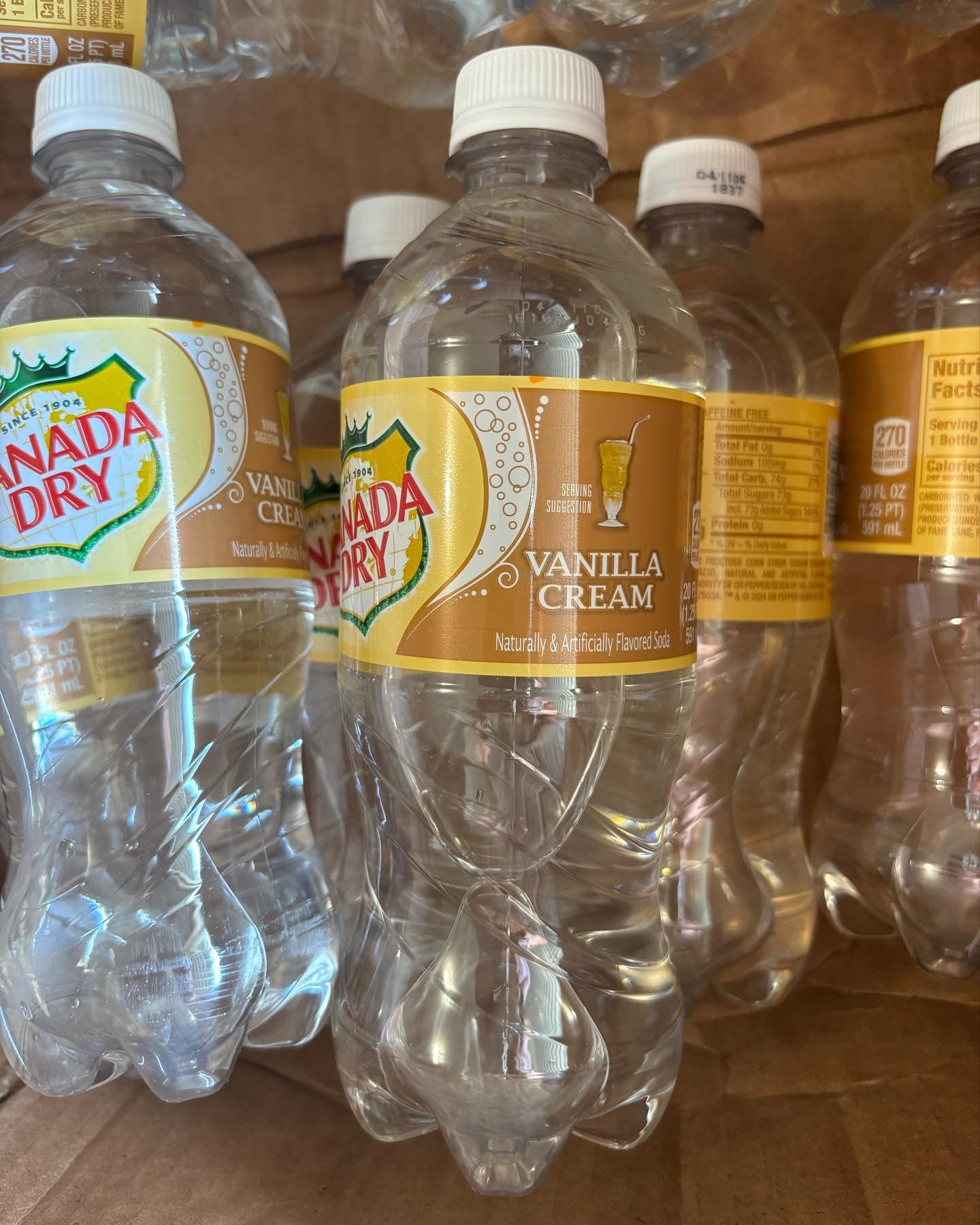 Bouteille de Canada Dry Vanilla Cream à l'étiquette dorée, soda vanille importé