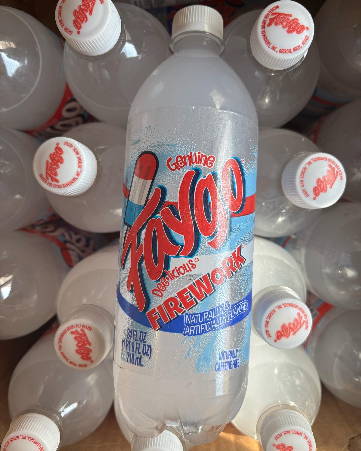 Bouteille de Faygo Firework 710 ml au milieu d'un stock de bouteilles, soda américain importé